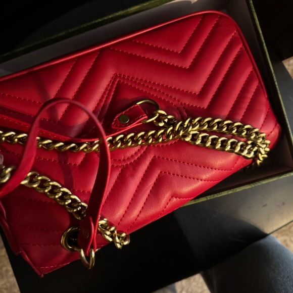 Elegant GG Red Leather Shoulder Bag - Picture 2 of 4